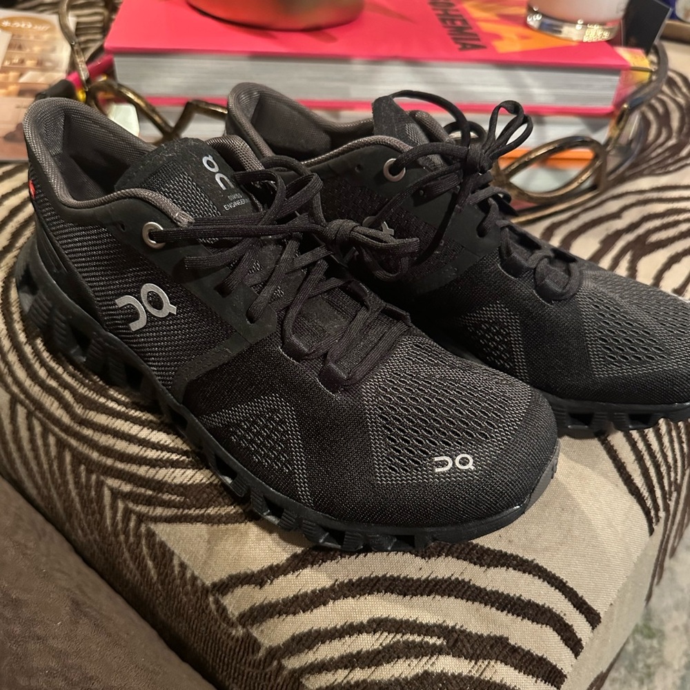 New with box on cloud x sneakers in black size 37